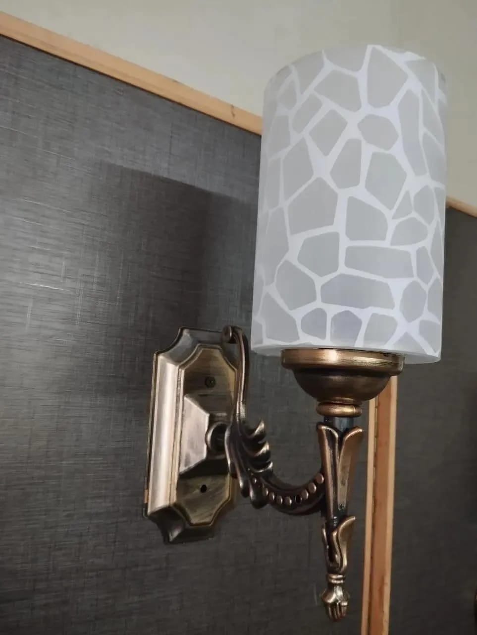 Modern Quartz Design LED Wall Lamp – Minimalist Aesthetic & Soft Ambient Lighting